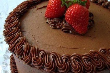 Bolo de Morango Trufado