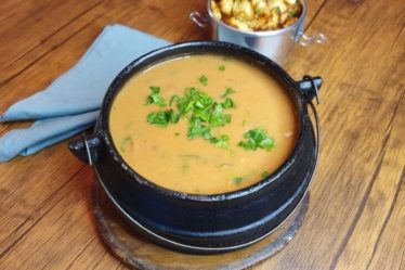 Caldinho de feijão com bacon e calabresa