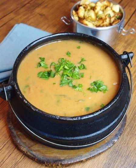 Caldinho de feijão com bacon e calabresa