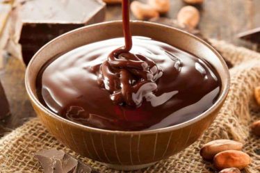 Passo a passo de calda de chocolate para bolo