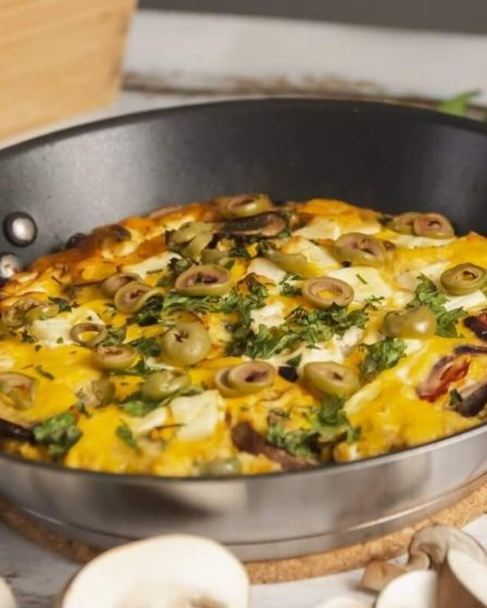 Frittata de cogumelos e queijo feta