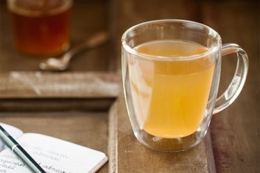 Chá de Casca de abacaxi com Hortelã