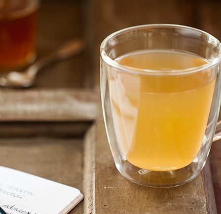 Chá de Casca de abacaxi com Hortelã