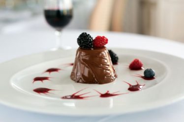Pana cotta de chocolate com frutas vermelhas