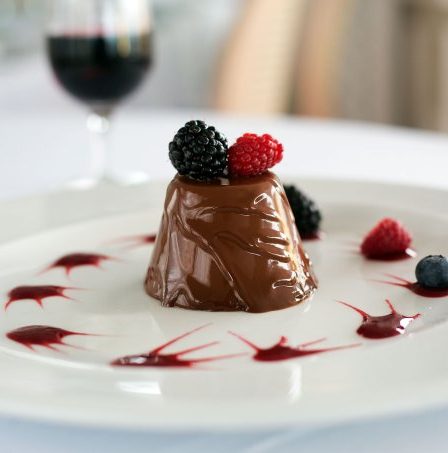 Pana cotta de chocolate com frutas vermelhas