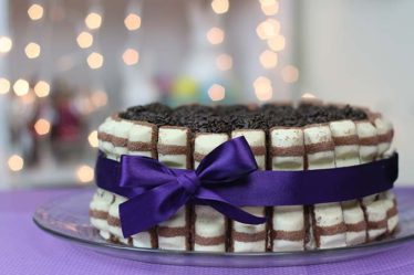 Veja como preparar esse belíssimo e delicioso Bolo de Aniversário de chocolate e Kinder Bueno. Com certeza você irá amar o resultado.