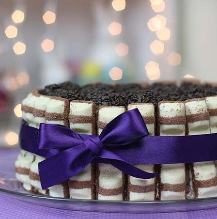 Veja como preparar esse belíssimo e delicioso Bolo de Aniversário de chocolate e Kinder Bueno. Com certeza você irá amar o resultado.