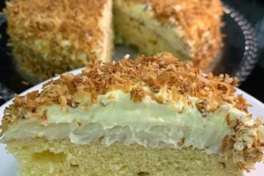 Bolo de abacaxi com coco