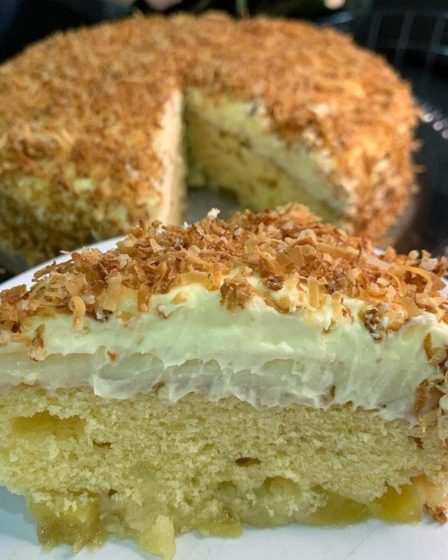 Bolo de abacaxi com coco