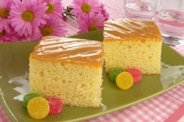 Bolo simples com cobertura de doce de leite