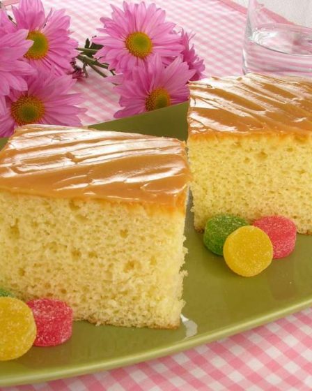 Bolo simples com cobertura de doce de leite