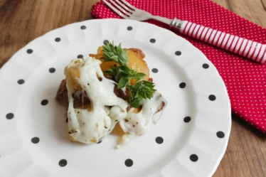 Carne assada com batata e queijo