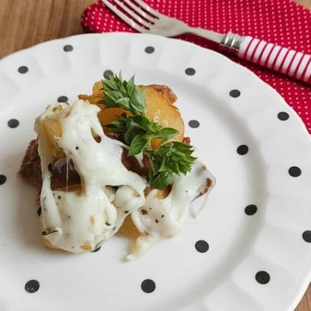 Carne assada com batata e queijo