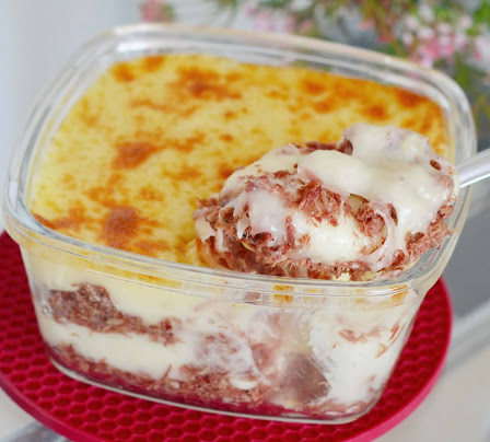 Escondidinho de macaxeira com carne seca