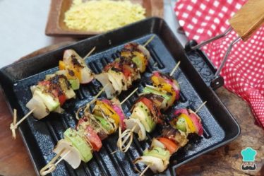 Espetinho de legumes na churrasqueira