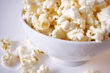 Como fazer pipocas murchas ficarem crocantes de novo