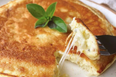 Pão de queijo com tapioca na frigideira
