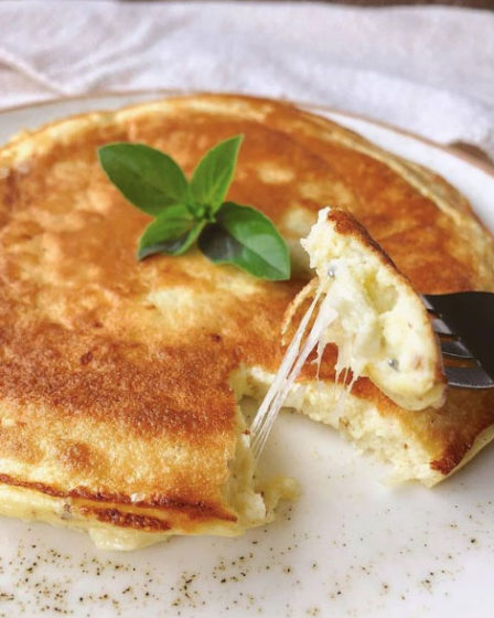Pão de queijo com tapioca na frigideira