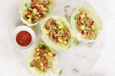 Wraps de repolho com frango picante e manga