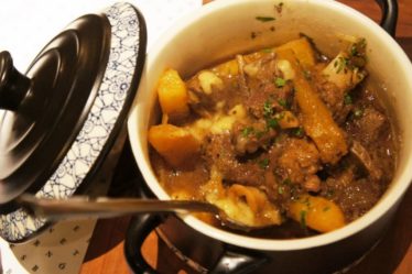 Espinhaço de ovelha com aipim