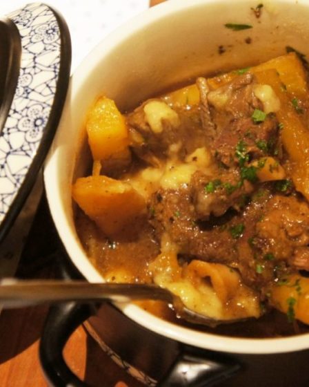 Espinhaço de ovelha com aipim