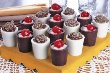 Mousse no copinho de chocolate
