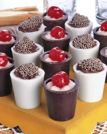 Mousse no copinho de chocolate