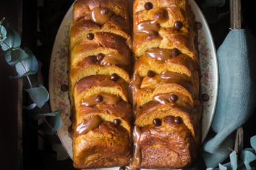 Rabanada com doce de leite e pingos de chocolate