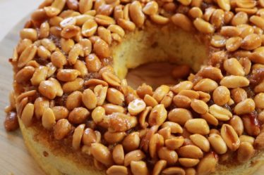 Bolo de amendoim caramelizado