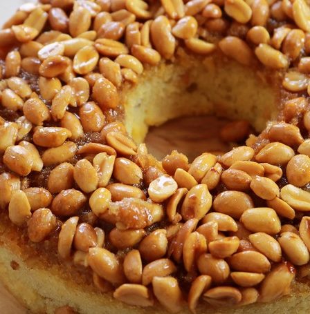 Bolo de amendoim caramelizado