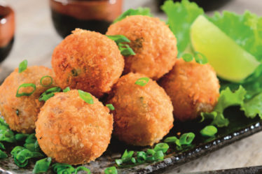Bolinho de peixe com molho de camarão