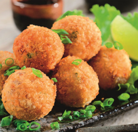 Bolinho de peixe com molho de camarão