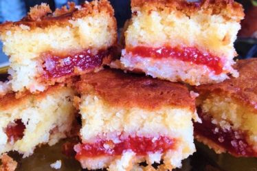 Bolo de farinha de trigo recheado