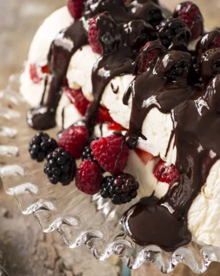 Receita de Parfait de frutas vermelhas com calda de chocolate