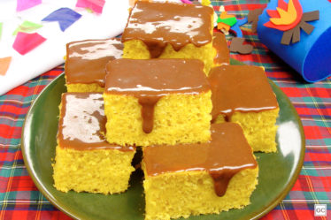 Receita de Bolo de milho com calda de chocolate