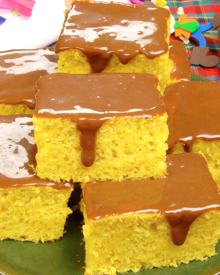 Receita de Bolo de milho com calda de chocolate