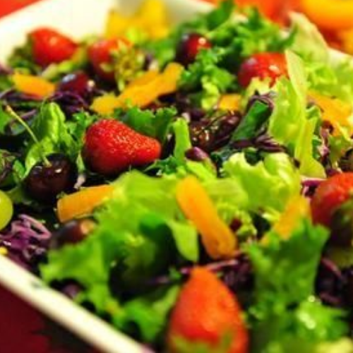 Salada tropical com manga e morango - Sabor Desejado