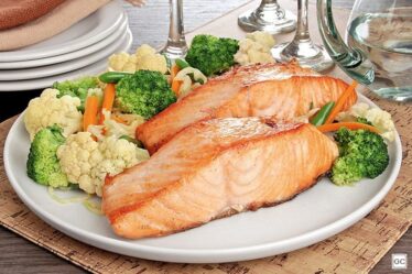 receita Salmão crocante com legumes