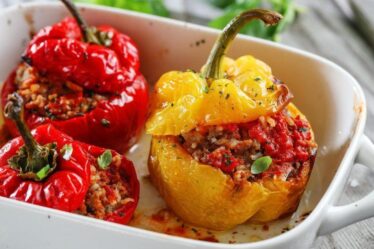 Pimentao-recheado-com-carne-picada-e-arroz