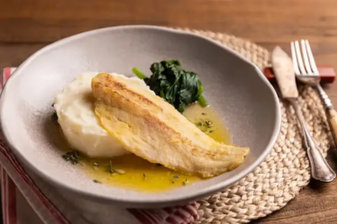 peixe-grelhado-com-molho-de-manteiga-e-limao