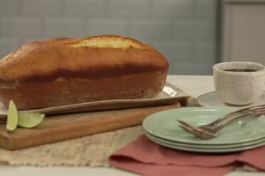 bolo-de-iogurte-com-raspas-de-limao