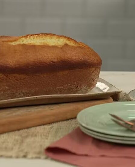 bolo-de-iogurte-com-raspas-de-limao