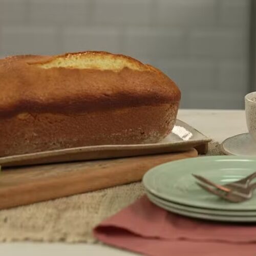 bolo-de-iogurte-com-raspas-de-limao