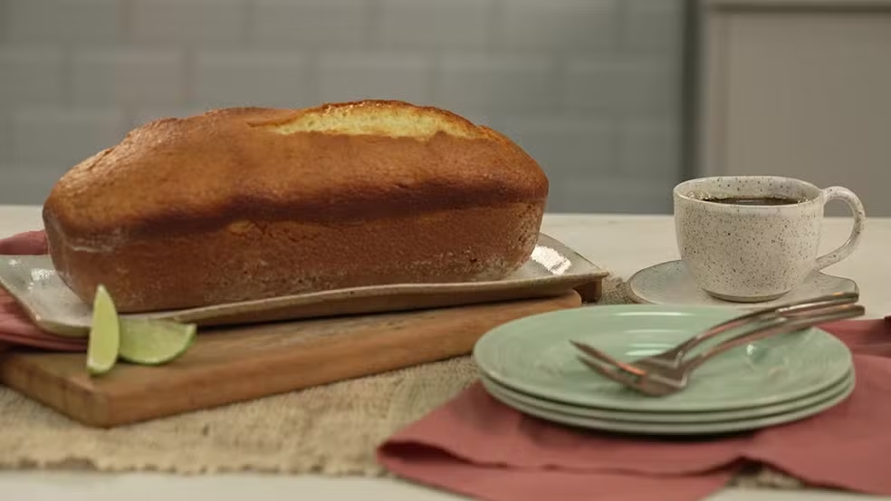 bolo-de-iogurte-com-raspas-de-limao