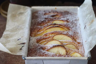 bolo-de-maca-com-geleia-de-damasco